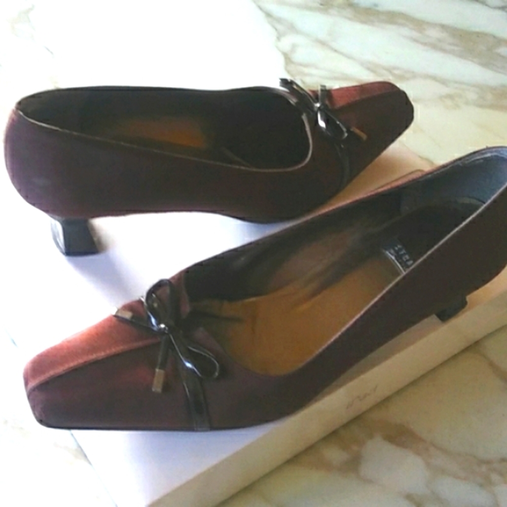 STUART WEITZMAN PUMPS W/BOW,COLOR BROWN,SIZE 6,SQUARE TOE